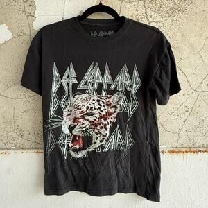 Def Leppard T Shirt Leopard Graphic Rock Band Tee Black Soft Cotton Womens Small